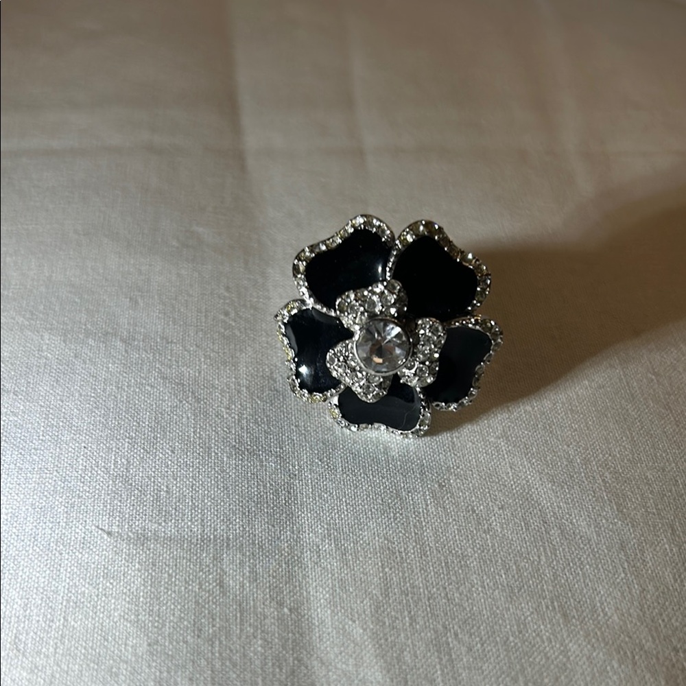 Elegant Black and Silver Flower Ring